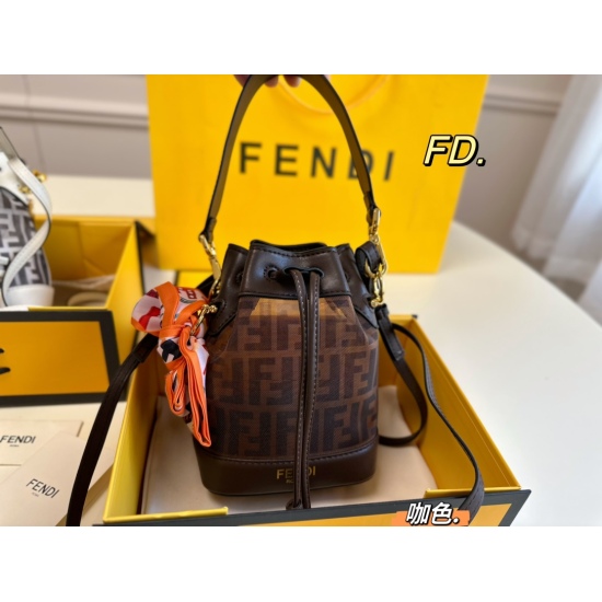 2023.10.26 P200 (Folding Box) size: 1317FENDI New Mesh Drawstring Bucket Bag Bucket Drawstring ➕ The double F logo embellishes individuality and elegance, with a light weight~palladium plated gold medal accessory, a retro charm and two shoulder straps, ma