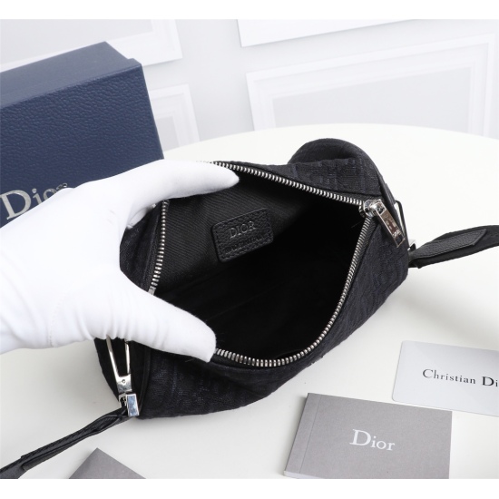 20231126 430 counter genuine available for sale: Dior Roller DIOR OBLIQUE men's shoulder and back crossbody bag/cylinder bag [with counter genuine box] Model: 1ROPO061 (black cloth jacquard) Size: 21.3 * 12.5 * 12.5cm Physical photo taken, same as the goo