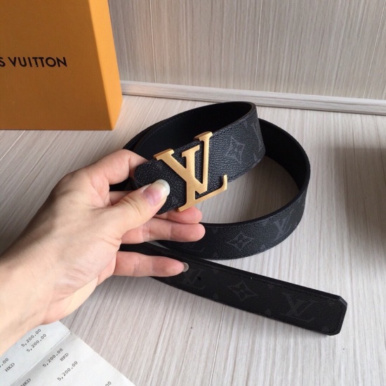 On December 14, 2023, it comes with a complete set of LV coffee grid imported frosted bottom belt, with a width of 40mm, paired with stainless steel original single buckle, and lined with coffee black calf leather. The perfect match for business attire st