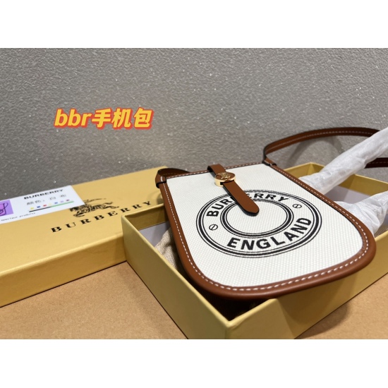 2023.11.17 P155 with box ⚠ The size 12.18 Burberry phone bag is truly a cute bag that frees up hands. This year's canvas and leather combination series is really a big selling point. Take a phone and a few cards with you when you go out. The back of your 