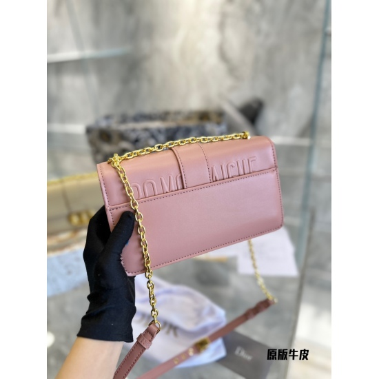 On October 7th, 2023, the original cowhide P270, you can always believe in Dior/Dior Montaigne small chain bag. Dior's new Montaigne small chain bag is really amazing. It is exquisite, compact, portable, and highly popular. However, a bag that is popular 