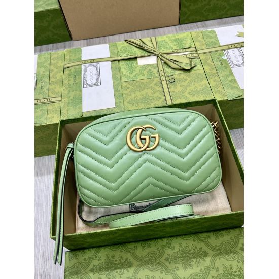 This GG Marmont series small metal chain shoulder backpack from P530 20231126 features a soft yet firm design with a top zipper opening and closing, embellished with double G elements. This item features adjustable leather shoulder straps and can also be 