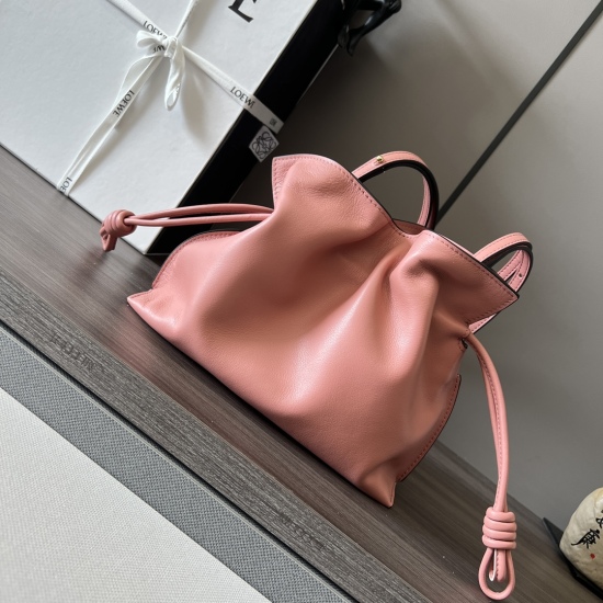 20240325 Original 750 Extra Grade 870 Napa Cow Leather Flamenco Lucky Bag Handheld Bag features drawstring tightening and iconic winding knots. The high-quality and soft calf leather Flamenco can accommodate items such as a small wallet, all sizes of mobi