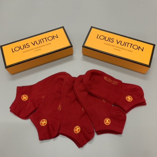 On December 22, 2024, the new LV short socks counter has been fully upgraded and synchronized with the top quality in the market. It is worth having a box of five pairs as a gift or for personal use