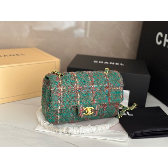 On October 13, 2023, the size of the 225 matching box is 20cm. Xiaoxiang Family's new thick thread green woolen cloth. Mrs. and Mrs. CF are so beautiful that a bag in my heart feels like it's mine at first sight! [bared teeth] [bared teeth] [bared teeth]