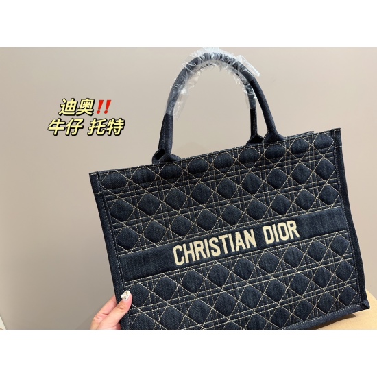 2023.10.07 P215 ⚠ The size 42.32 Dior denim tote bag is easy to match with, and the bag is very stylish. Matching clothes is also effortless
