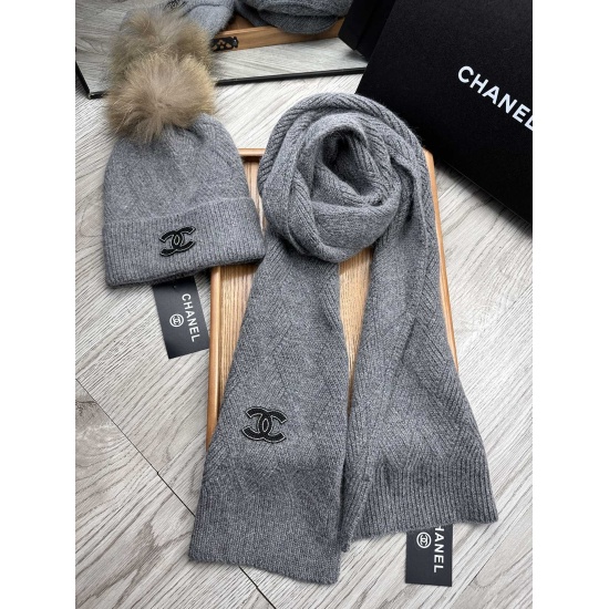 2023.10.02 135. C family. [Wool Set Hat - Paired with Luozi Hair Ball] Classic Set Hat! Hat ➕ Scarf! Warm and super comfortable~Winter Little Sister's Age Reducing Tool Oh~This winter, you just need such a set of hats~It's both warm and fashionable! Unise