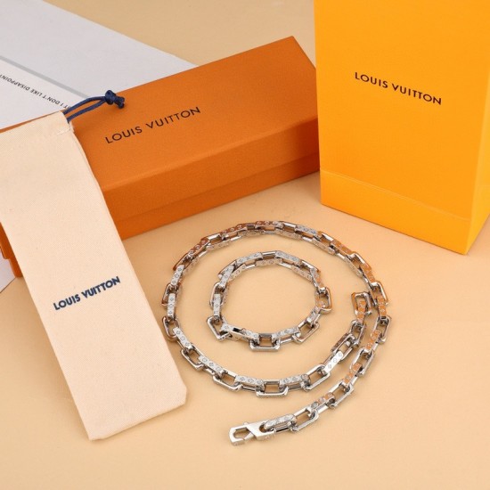 2023.07.11  Bamboo Bracelet Material: Steel Monogram Bracelet interprets Louis Vuitton's classic jewelry theme with current trend thinking. The large silver metal chain is engraved with a unique Monogram pattern, which is not only a new product of this se