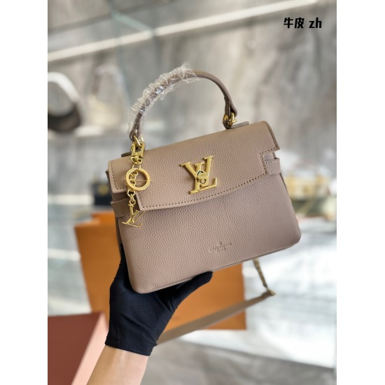 2023.10.1 P310 Original Leather Folding Gift Box Lv New Lock Me Mini has a good texture and cute temperament. This lock me leather has a soft capacity and can be carried on both shoulders and back at an angle. One bag comes in two different back sizes of 