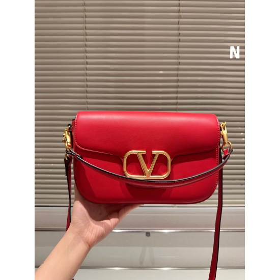 2023.11.10 P225 ⚠️ The size 26.16 Valentino shoulder bag has a sensational texture and a beautiful upper body. It's really a lady, it's too textured. Don't be too absorbent in daily shopping