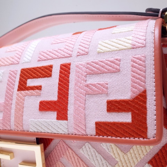 2024/03/07 p980 [FENDI Fendi] The iconic Baguette handbag features a flip design and an FF magnetic buckle. The lining is equipped with a zippered pocket. Equipped with detachable shoulder straps, can be carried by hand or crossbody. Pink canvas material.