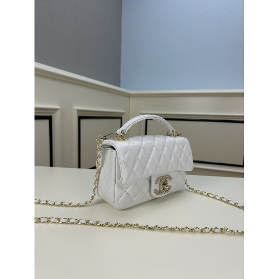 Chanel brand new square fat pearl buckle bag brand new sheepskin portable square fat pearl buckle method stick bag, Mrs. Chen recommends black pearl dinner bag, black white noble and elegant temperament, romantic and extremely simple square fat bag type, 