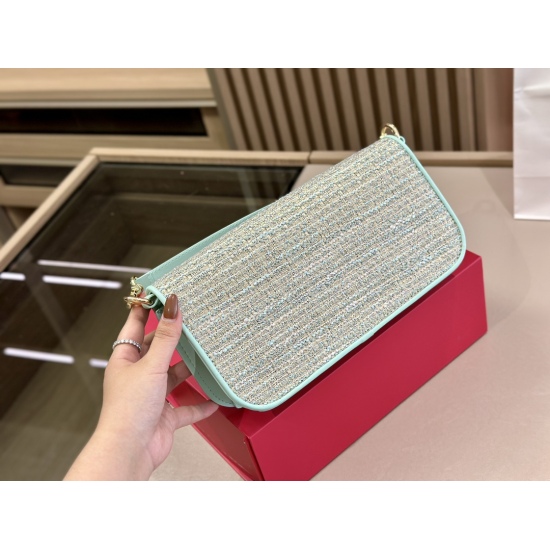 2023.11.10 225 215 Box size: 27.14cm 20.12cm Valentino New Product! Who can refuse Bling Bling bags, small dresses with various flowers in spring and summer~It's completely fine~