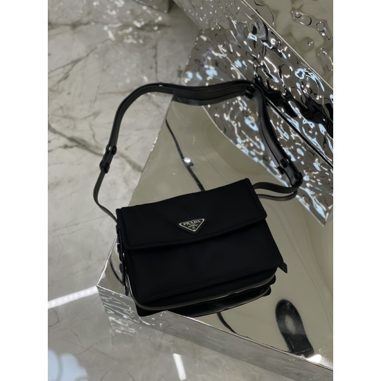 On March 12, 2024, P640 small account [top-level original order] ✨✨ The concept of mixing and matching nylon shoulder bags runs through Prada's narrative language, interpreting creative designs through unique and interesting combinations of materials, sil