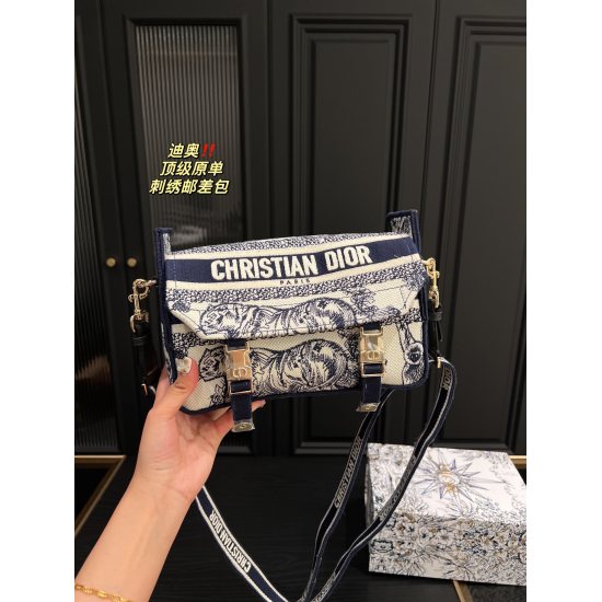 2023.10.07 P295 folding box ⚠ Size 23.13 Dior camp postman bag, love it! Dior's small size Dior camp is really super love, it's like killing both men and women! My favorite thing is the gold buckle design and this shoulder strap. The thickness of the shou