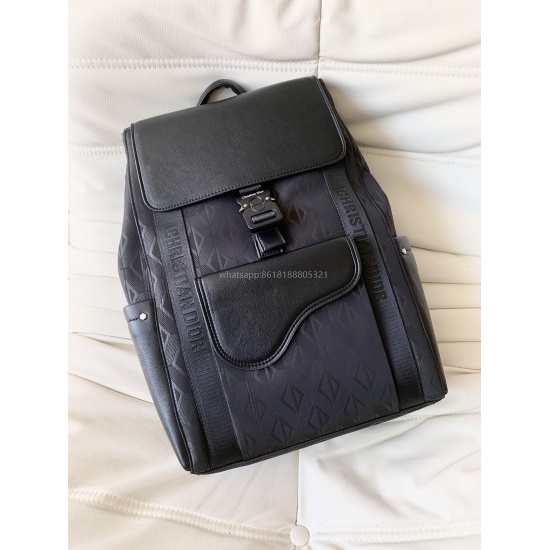 Dior backpack counter has the highest version available for genuine sales. The top layer is made of cowhide. Dior's latest saddle backpack in 2023 has dimensions of 32 * 45 * 16cm. The actual photo is the same as the product. Welcome to compare all the qu