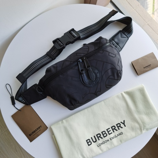 On March 9, 2024, the latest Burberry waterproof waist bag, originally from P500, draws inspiration from the street style of the 1990s. It is made of waterproof printed fabric with luxurious leather trim, and can be worn with a shoulder strap or tied to t