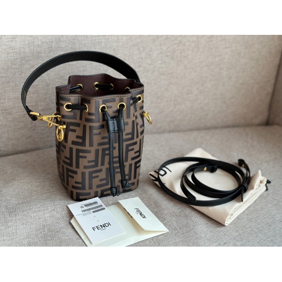 2023.10.26 225 box with cowhide size of 12.5 * 18cm, a popular must-have item, Fendi bucket bag, high-quality original details, hardware configuration ✅ Long shoulder straps! Fendi vintage mini bucket bag that completely doesn't pick and match! Capacity a