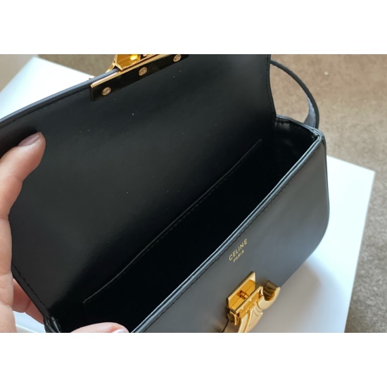 2023.10.30 195 box size: 20 * 11cm celine 21ss super beautiful underarm bag ⚠ The upgraded version will be re shipped with a retro sexy and versatile small bag that can't be missed!! ⚠ Cowhide leather