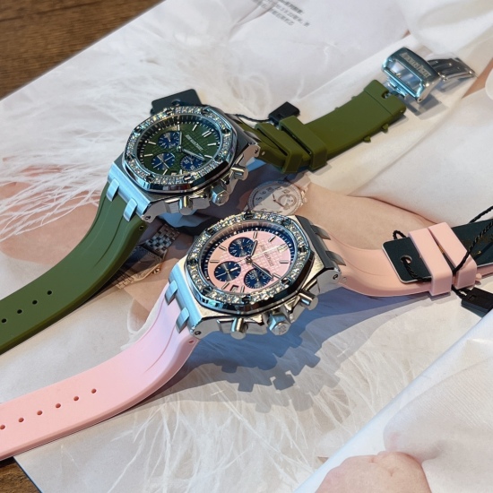20240417 360 Internet celebrity hot selling AP Airbnb Royal Oak series new color scheme - cherry blossom pink vs olive green beauty almost everyone has one! Precision steel case with diamond inlay and octagonal diamond edge design imported from Japan. Mul