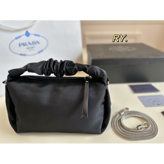 2023.11.06 P135 (with box) size: 2010PRADA's new nylon dumpling bag is made of nylon fabric, with a lightweight and full body. It can also be made into a single shoulder crossbody back, with a cute and lightweight hand bag design, casual and fashionable!