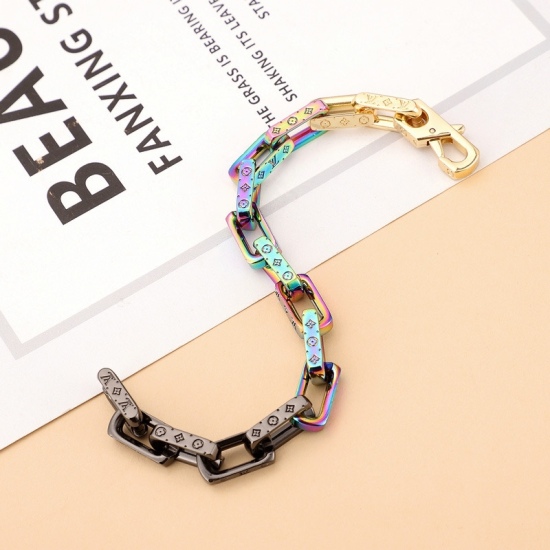 2023.07.11  Bamboo Bracelet Material: Steel Monogram Colors Chain Necklace Continues the Monogram Chains concept of the 2019 Spring/Summer series. It features an oversized square chain that is interlocked at the beginning and end, and a sharp and angular 