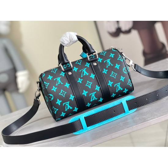 20231125 610 M21938 This Keepall Bandoulire 25 handbag is made of Monogram embossed grain Taurillon leather, creating an urban and versatile design. The leather side straps and leather top handles showcase the iconic elements of the Keepall collection, wh