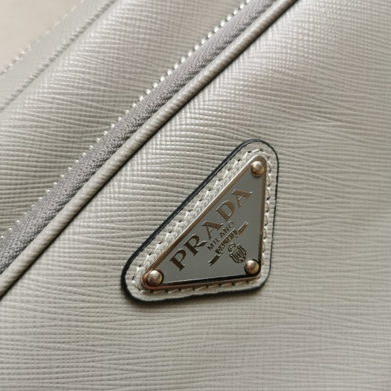 On March 12, 2024, the original 770 special grade 890 new 2VH170 shoulder bag is made of Saffiano leather, with simple lines showcasing a striking style. The iconic Saffiano leather material is synonymous with luxury and a symbol of identity in the tradit