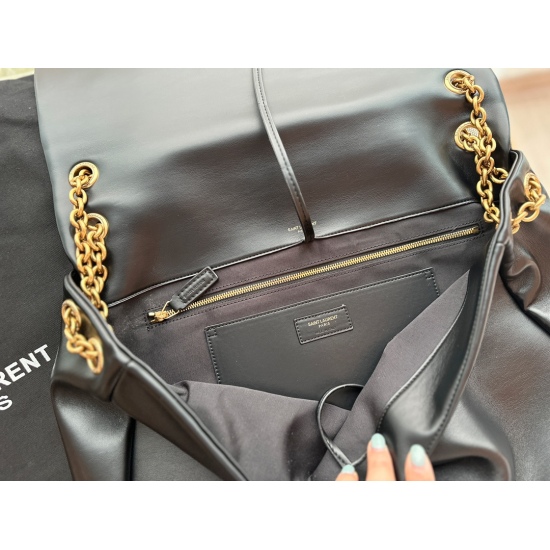 On October 18, 2023, 260 no box size: 41 * 31cm YSL popular large bag shopping bag: full of high-end feeling, the overall design is very puffy. It is equipped with a 13 inch computer for commuting, and can be used for cross body, armpit, and backpack carr