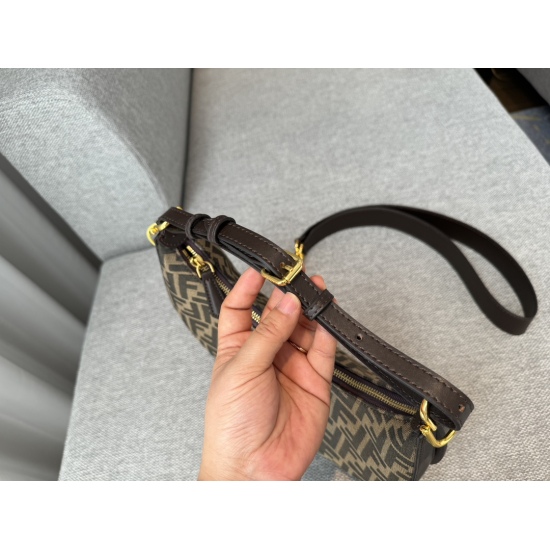 The size of the 275 box is 28 * 16cm, and the design of the bottom of the crescent armpit bag that looks great at every angle is simply amazing! 360 degrees without dead corners!! It's still a pack of three backs Oh armpit clip! Hand in hand! One shoulder