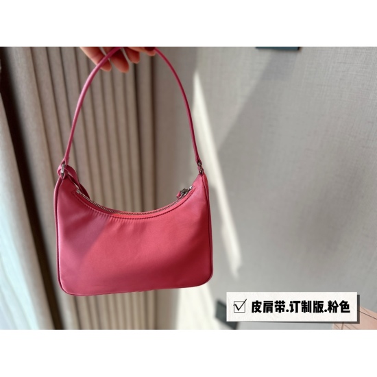 2023.11.06 155 comes with a box (Korean order) size: 22 * 13cm Prad hobo 2005 nylon underarm bag. Seeing the actual product, it is truly perfect! packing ✔ The design is super convenient and comfortable! ⚠ Leather handle ⚠ Equipped with a chain, absolutel