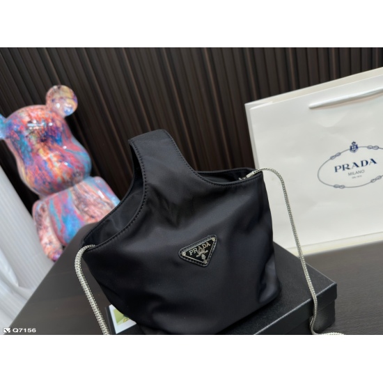 2023.11.06 145 Folding Box Prada Bucket Not Only Can Hold Cute! The Prada in children's size is too cute~Prada's small bucket is too cute. The nylon material is lightweight and can fit with a silver chain, making it more delicate and flexible. It should n