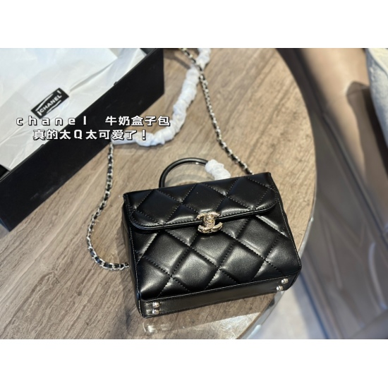 240 box size: 19 * 13cm Xiaoxiangjia milk box bag is really cute, with light gold chain fasteners paired with low-key and casual, small but able to hold things!