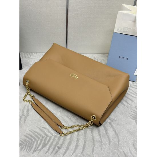 2024.03.12 P1110. New 1BD368 Chain Bag This chain handbag is made of imported calf leather and comes with imported soft sheepskin. The front has a logo silk screen and three compartments, making it easy to carry or cross carry. With a large capacity desig