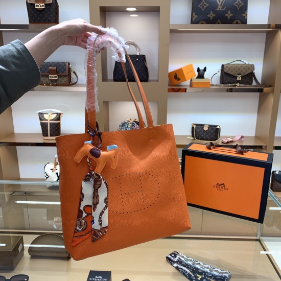 On October 29, 2023, the P245 full leather Hermes shopping bag is the most luxurious bag with a more relaxed and elegant side pocket that can store small items, making it very practical ✨ It is said that Bai Fumei likes to collect sizes 36 10 33