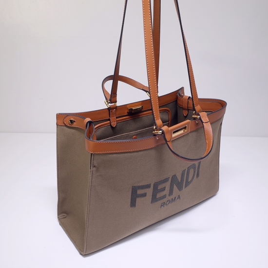 2024/03/07 p980 [FENDI Fendi] The new Peekaboo X-Tote handbag features an internal leather pocket and iconic twist lock. Featuring two handheld short handles and two shoulder length handles, made of dark green canvas material. Featuring embroidered FENDI 