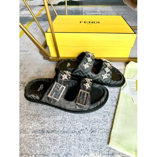20240403 P240 Men's Ten 10, Fenjia's latest popular double strap flat bottom slippers, with FF functional buckle, decorated with FF pattern jacquard fabric embellished with different shapes and sizes of crystal diamonds, luxurious feeling Full size: 35-45