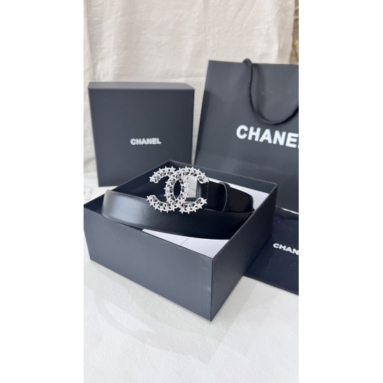 On December 14, 2023, Chanel features a dual C belt made of calf leather, paired with denim and diamonds for a classic and versatile high-end 3.0 wide design