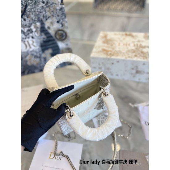 On October 7, 2023, the P430 Diorlady Himalayan crocodile skin princess bag is made of 600 round bright cut diamond armor and features a Nile crocodile body. Unique style, just these diamonds can brighten your eyes! Diamonds are a stunning and stunning fi