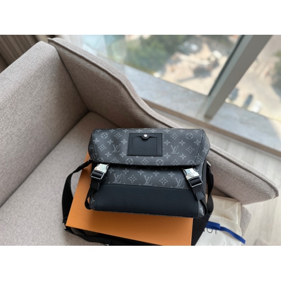 2023.10.1 240 box size: 28 * 25cmL Home Men's Postman Bag VOYAGER Postman Bag has a fashionable and youthful structure and accessories. The size of the bag is just right, and it feels very soft! But it's very stylish! Search for Lv men's mailman bags