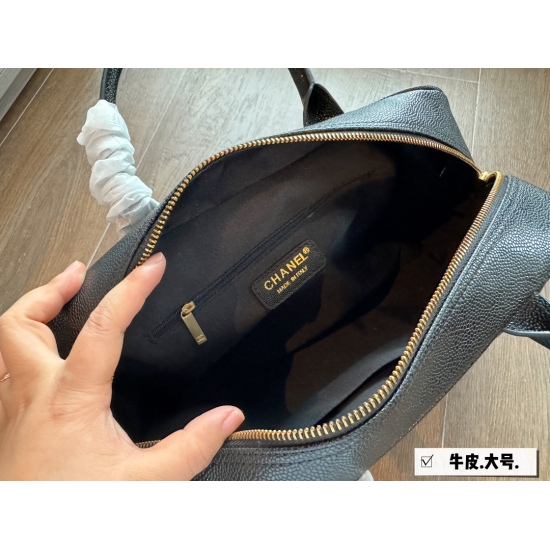 300 unboxed size: 38 * 21cm (large) Chanel vintage bowling bag. This bowling bag is really delicious~It's a very popular vintage change bowling bag recently. The design is not easily outdated, and it is very fashionable to hold in your hand. ⚠️ Quality of