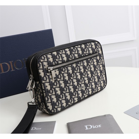 20231126 430 This toiletry bag is practical and exquisite. Carefully crafted using beige and black jacquard fabric with Oblique print, embellished with black grain leather trim, and embellished with the 