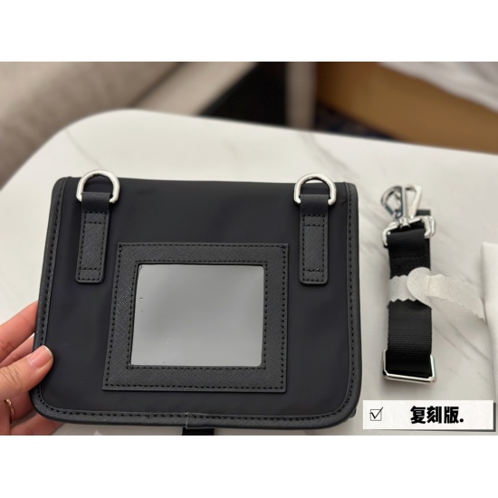 2023.09.03 170 box (upgraded version) size: 20 * 16cmprad men/women mobile phone bag The size is just right! Original nylon material! Waterproof and wear-resistant appearance
