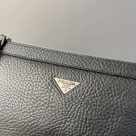 On November 6, 2023, the P175 Prada Men's Plant Blended Cowhide Handbag features exquisite inlay craftsmanship, classic and versatile physical photography. The original factory fabric is high-end and high-quality, and the gift box is a dustproof bag of 26