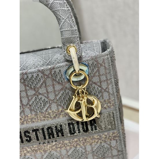 20231126 1040 [Dior] New Pearl Embroidered Princess Dai Bag, L ᴀᴅ ʏ  C ʜʀɪ S ᴛ ɪ ᴀ ɴ  D ɪ ᴏ ʀ” The logo is fashionable and soft. Decorated with the iconic 