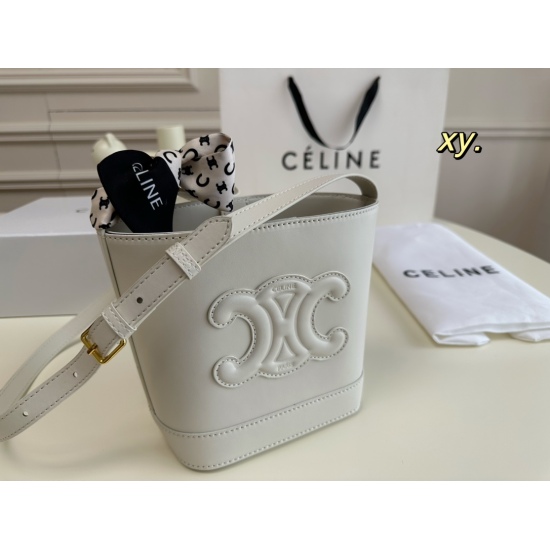2023.10.30 P160 (folding box ➕ Silk Scarf) size: 1617CELINE's new mini bucket bag has a simple and clean body, decorated only with the embossed Arc de Triomphe logo, giving it a touch of artistic elegance ↗ Soft and lightweight, with a retro effect!