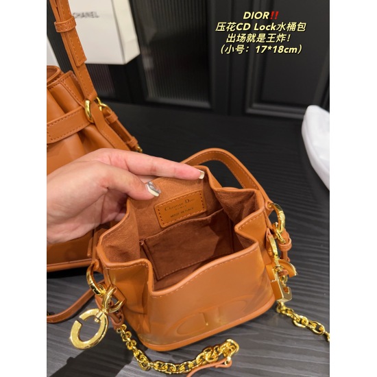 2023.10.07 Large P260 Folding Box ⚠ Size 24.24 Small P250 Folding Box ⚠ Size 17.18 Dior embossed CD Lock bucket bag is Rocket! Why is there such a sense of design? Rotate the D-letter to open and close the CD lock, tighten the bag opening for high safety.