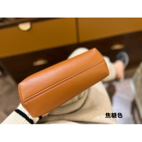 2023.10.26 260 box size: 24 * 18cm (small) Fendi first bag The first new bag in the New Year is absolutely cool and cute I like the texture of Kusa holding it behind me