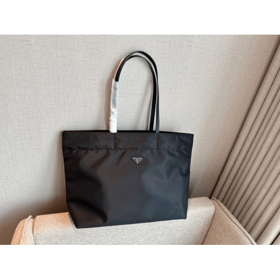 2023.09.03 165 No Box (Reprint) Size: 40 * 35cmprad Tote Bag (Shopping Bag:) Special nylon fabric! Lightweight! Comfortable! Extremely practical! Another timeless shopping bag:
