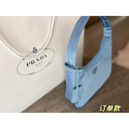 2023.11.06 140 matching box (Korean order) size: 22 * 13cm Prad hobo nylon underarm bag, seeing the actual product is truly perfect! packing ✔ The design is super convenient and comfortable!